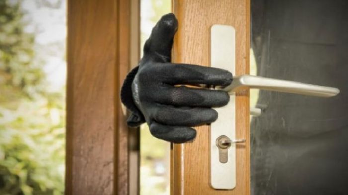 Αφαίρεσαν 52.000 ευρώ και κοσμήματα αξίας 25.000 ευρώ από οικίες