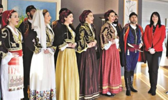 Η μαντινάδα που τρέλανε την Κουντουρά Της τα... έψαλαν αλά κρητικά