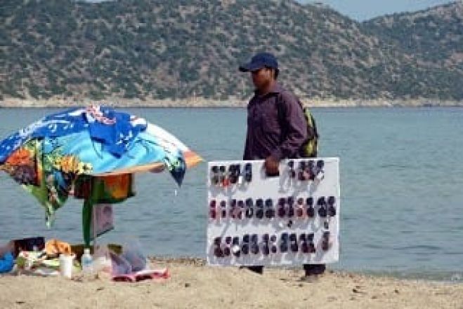 &Tau;&omicron; &pi;&alpha;&rho;&alpha;&epsilon;&mu;&pi;ό&rho;&iota;&omicron; &laquo;&zeta;&epsilon;&iota; &kappa;&alpha;&iota; &beta;&alpha;&sigma;&iota;&lambda;&epsilon;ύ&epsilon;&iota;&raquo; &sigma;&tau;&iota;&sigmaf; &pi;&alpha;&rho;&alpha;&lambda;ί&epsilon;&sigmaf; &tau;&omicron;&upsilon; &Delta;ή&mu;&omicron;&upsilon; &Pi;&lambda;&alpha;&tau;&alpha;&nu;&iota;ά.