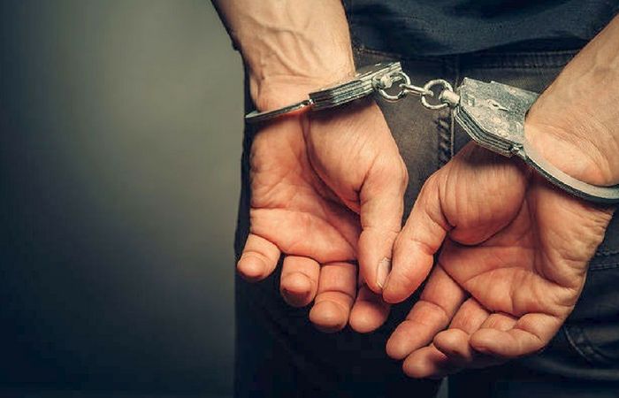 Σύλληψη 25χρονου για όπλα και υπόθαλψη εγκληματία