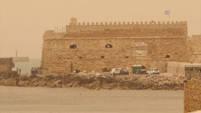 Ζέστη και αφρικάνικη σκόνη στην Κρήτη
