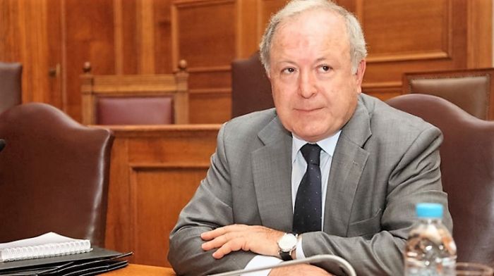 Ο Χρήστος Μαρκογιαννάκης κόβει την πίτα του γραφείου του