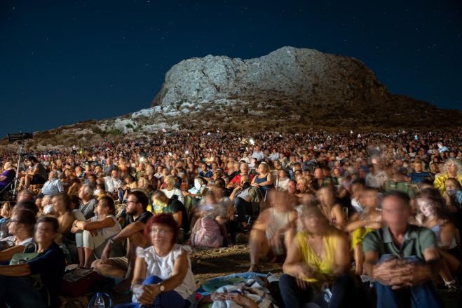 Παρακολουθήστε ζωντανά τη συναυλία της Μπλε Υπερπανσελήνου στον Αρχαιολογικό  Χώρο της Ρόκκας