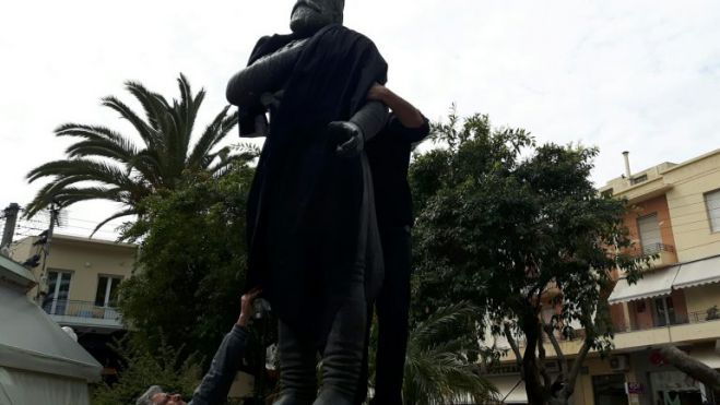 Έντυσαν στα μαύρα το άγαλμα του Δασκαλογιάννη