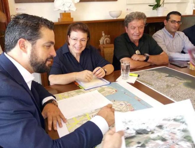 &Sigma;&upsilon;&nu;ά&nu;&tau;&eta;&sigma;&eta; &epsilon;&rho;&gamma;&alpha;&sigma;ί&alpha;&sigmaf; &Delta;&eta;&mu;ά&rho;&chi;&omicron;&upsilon; &Chi;&alpha;&nu;ί&omega;&nu;, &Pi;. &Sigma;&eta;&mu;&alpha;&nu;&delta;&eta;&rho;ά&kappa;&eta;, &mu;&epsilon; &tau;&eta;&nu; &Upsilon;&pi;&omicron;&upsilon;&rho;&gamma;ό  &Pi;&omicron;&lambda;&iota;&tau;&iota;&sigma;&mu;&omicron;ύ, &Lambda;. &Mu;&epsilon;&nu;&delta;ώ&nu;&eta;