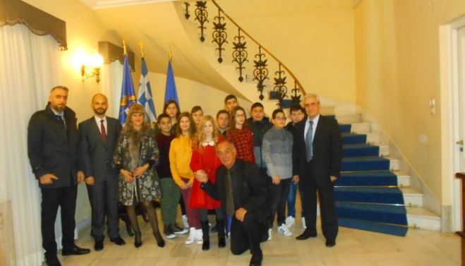 &Omicron; &Pi;&rho;ό&epsilon;&delta;&rho;&omicron;&sigmaf; &tau;&eta;&sigmaf; &Delta;&eta;&mu;&omicron;&kappa;&rho;&alpha;&tau;ί&alpha;&sigmaf; &tau;ί&mu;&eta;&sigma;&epsilon; &tau;&omicron; &sigma;ύ&lambda;&lambda;&omicron;&gamma;&omicron; &alpha;&rho;&omega;&gamma;ή&sigmaf; &theta;&upsilon;&mu;ά&tau;&omega;&nu; &tau;&rho;&omicron;&chi;&alpha;ί&omega;&nu; &alpha;&tau;&upsilon;&chi;&eta;&mu;ά&tau;&omega;&nu;