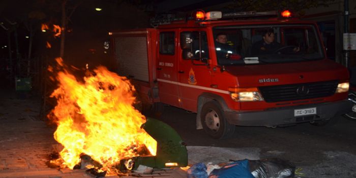 Πυρπόλησαν κάδους σε Ηράκλειο και Χανιά