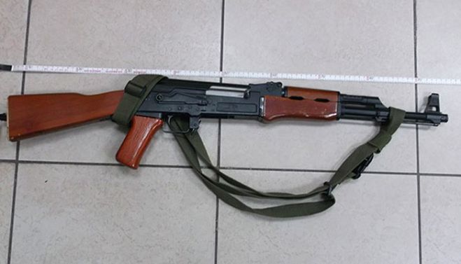 Μπήκε σε ταλαιπωρία για ένα ψεύτικο &quot;Καλάσνικοφ&quot;