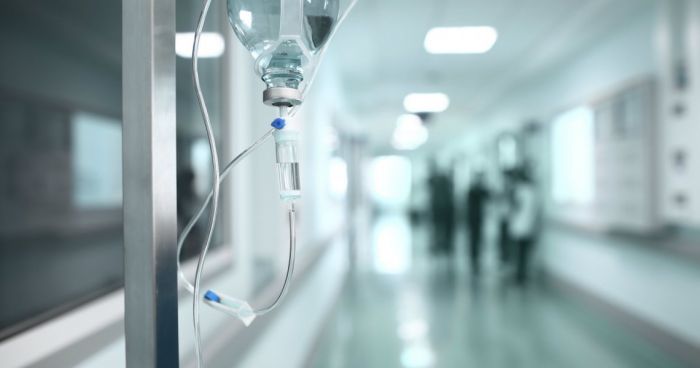 35χρονος βρέθηκε αιμόφυρτος στο δρόμο και χαροπαλεύει στην εντατική