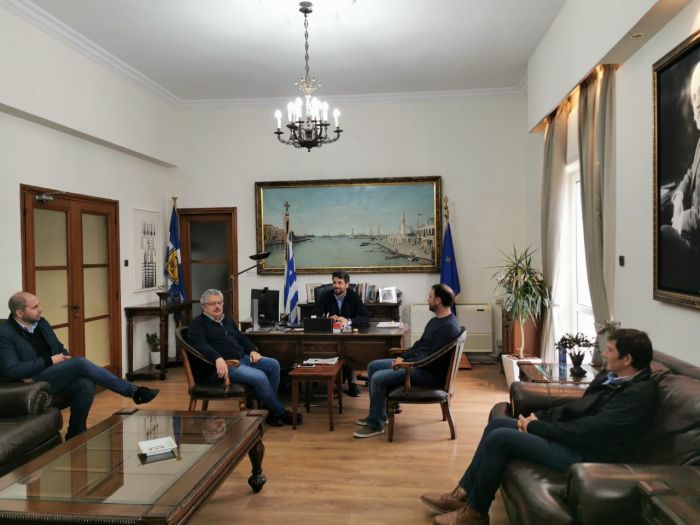 &Sigma;&upsilon;&nu;ά&nu;&tau;&eta;&sigma;&eta; &Delta;&eta;&mu;ά&rho;&chi;&omicron;&upsilon; &Chi;&alpha;&nu;ί&omega;&nu;, &Pi;&alpha;&nu;&alpha;&gamma;&iota;ώ&tau;&eta; &Sigma;&eta;&mu;&alpha;&nu;&delta;&eta;&rho;ά&kappa;&eta; &mu;&epsilon; &tau;&omicron;&nu; &Sigma;ύ&lambda;&lambda;&omicron;&gamma;&omicron; &Alpha;&rho;&chi;&iota;&tau;&epsilon;&kappa;&tau;ό&nu;&omega;&nu;  &Chi;&alpha;&nu;ί&omega;&nu;