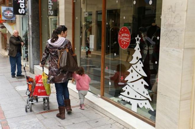 Βόλτα στη Χριστουγεννιάτικη αγορά με ανοιχτά καταστήματα