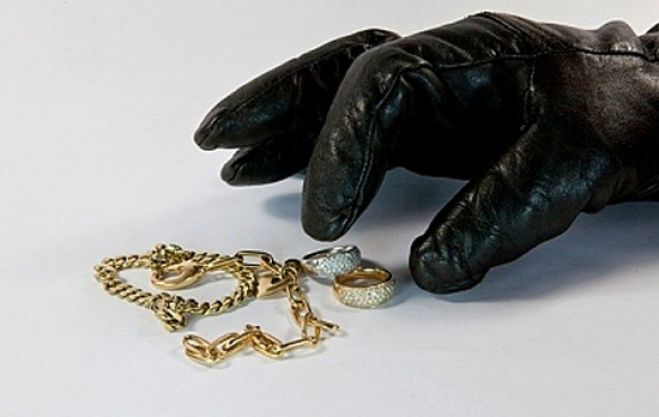 &Epsilon;&iota;&sigma;έ&beta;&alpha;&lambda;&alpha;&nu; &sigma;&tau;&omicron; &sigma;&pi;ί&tau;&iota; &eta;&lambda;&iota;&kappa;&iota;&omega;&mu;έ&nu;&eta;&sigmaf; &kappa;&alpha;&iota; &beta;&omicron;ύ&tau;&eta;&xi;&alpha;&nu; &kappa;&omicron;&sigma;&mu;ή&mu;&alpha;&tau;&alpha; &sigma;&tau;&alpha; &Chi;&alpha;&nu;&iota;ά