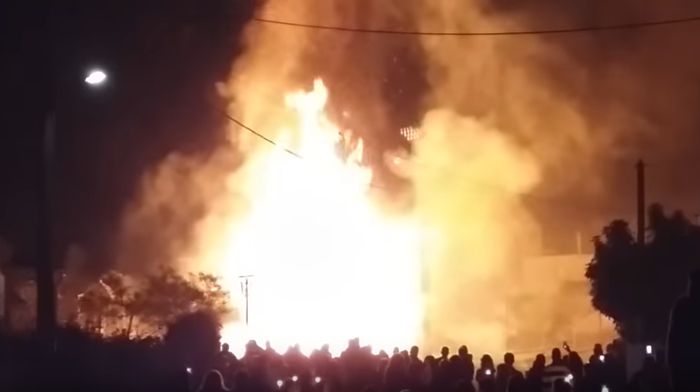 Έκαψαν τον "Ιούδα" στην Σούδα - Τεράστιες φλόγες και πυροτεχνήματα