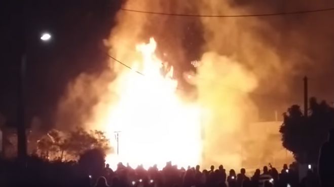 Έκαψαν τον &quot;Ιούδα&quot; στην Σούδα - Τεράστιες φλόγες και πυροτεχνήματα