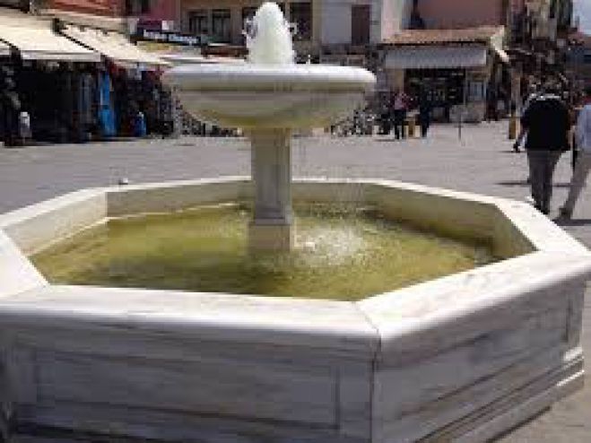 Εργασίες στο συντριβάνι στο παλιό λιμάνι