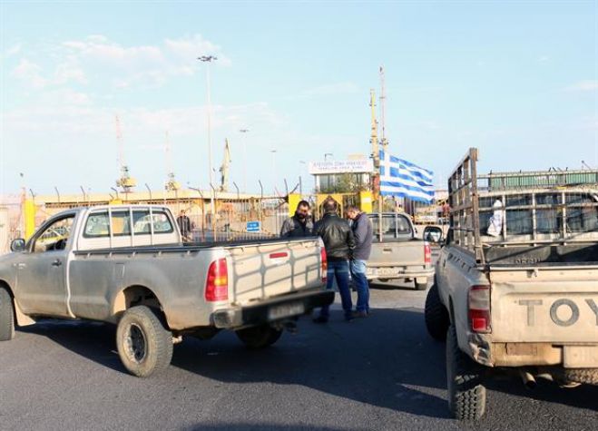 Στήνουν με οργή μπλόκα στην Κρήτη οι αγρότες