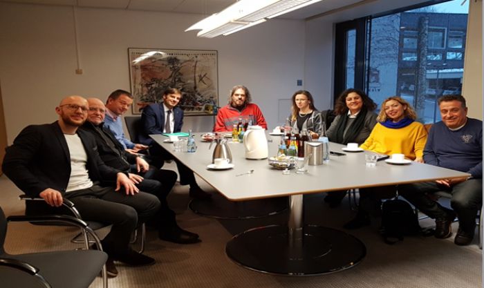 &Sigma;&upsilon;&nu;&epsilon;&rho;&gamma;&alpha;&sigma;ί&alpha; &Mu;&omicron;&upsilon;&sigma;&iota;&kappa;&omicron;ύ &Sigma;&chi;&omicron;&lambda;&epsilon;ί&omicron;&upsilon; &Theta;&epsilon;&rho;ί&sigma;&omicron;&upsilon; &mu;&epsilon; &Sigma;&chi;&omicron;&lambda;&epsilon;ί&omicron; &tau;&eta;&sigmaf; &Gamma;&epsilon;&rho;&mu;&alpha;&nu;ί&alpha;&sigmaf;