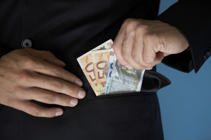 Παρίστανε τον ασφαλιστή και εξαπατούσε ανυποψίαστους πολίτες