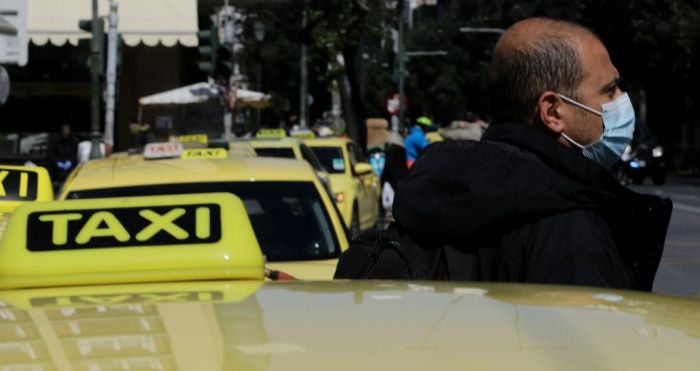 Από σήμερα μπορούν να επιβιβάζονται δύο επιβάτες στα ταξί, πέραν του οδηγού