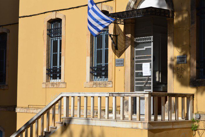 Η δίκη του 66χρονου Άγγλου που κατηγορείται ότι παρενοχλούσε μαθητές στο Καστέλι Χανίων