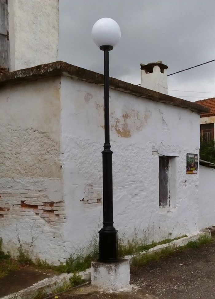 Φωτιστικά σώματα στην πλατεία του Μαρμαρά Βαρυπέτρου
