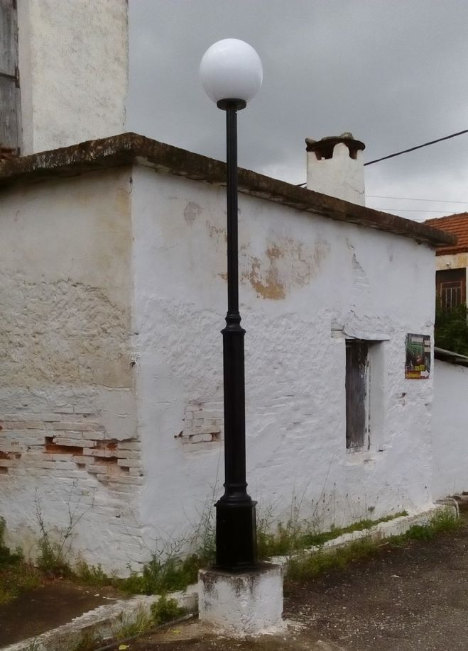 Φωτιστικά σώματα στην πλατεία του Μαρμαρά Βαρυπέτρου