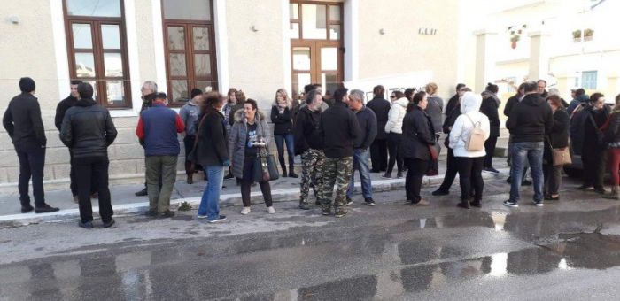 Γονείς έκαναν κατάληψη στο δημαρχείο του δήμου Καντάνου - Σελίνου