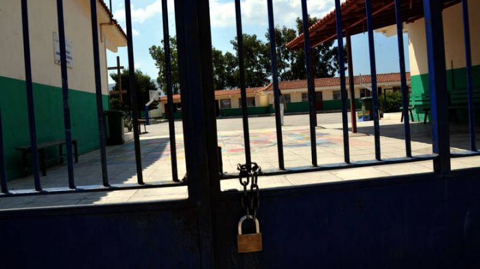 ΟΙ ΚΑΘΗΓΗΤΕΣ ΣΤΙΣ ΚΑΛΠΕΣ ΟΙ ΜΑΘΗΤΕΣ ΣΤΑ ΣΠΙΤΙΑ ΤΟΥΣ
