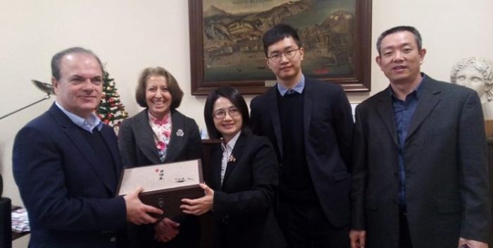 &Sigma;&tau;&omicron; &Rho;έ&theta;&upsilon;&mu;&nu;&omicron; &epsilon;&kappa;&pi;&rho;ό&sigma;&omega;&pi;&omicron;&iota; &epsilon;&tau;&alpha;&iota;&rho;&epsilon;ί&alpha;&sigmaf; &alpha;&sigma;&tau;&iota;&kappa;ώ&nu; &mu;&epsilon;&tau;&alpha;&phi;&omicron;&rho;ώ&nu; &alpha;&pi;ό &tau;&eta;&nu; &Kappa;ί&nu;&alpha;