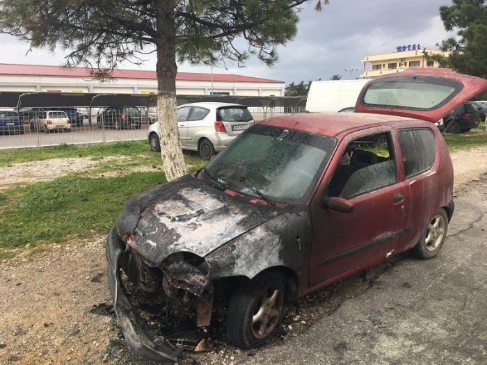 Αυτοκίνητο τυλίχτηκε στις φλόγες στους Αγίους Απoστόλους
