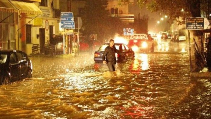 Στο έλεος της κακοκαιρίας Χανιά και Ρέθυμνο - Κινδύνευσε μάνα με τα παιδιά της