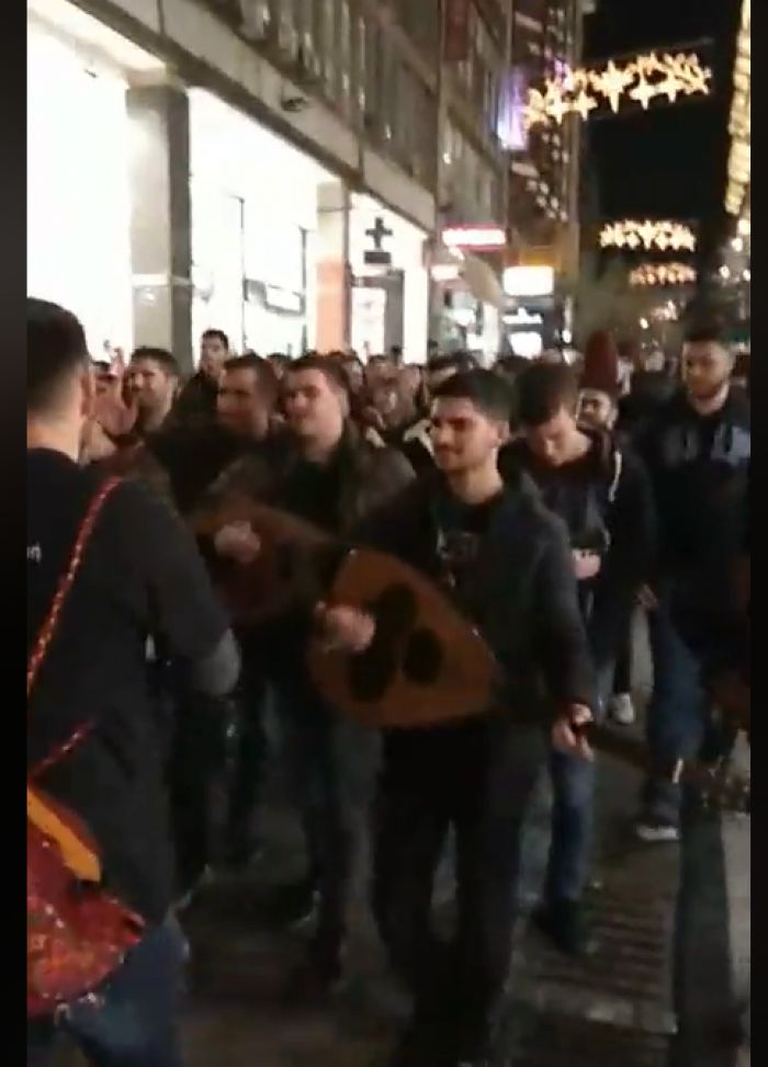 Κρητικοί φοιτητές ξεσήκωσαν την οδό Ερμού στην Αθήνα (βίντεο)