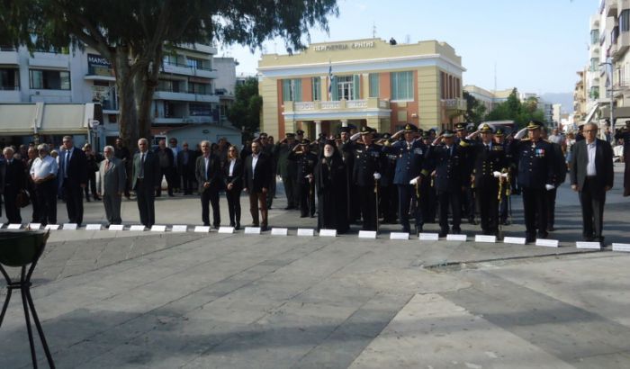 Με επιμνημόσυνη δέηση και κατάθεση στεφάνων τιμήθηκε στο Ηράκλειο η Hμέρα των Ενόπλων Δυνάμεων