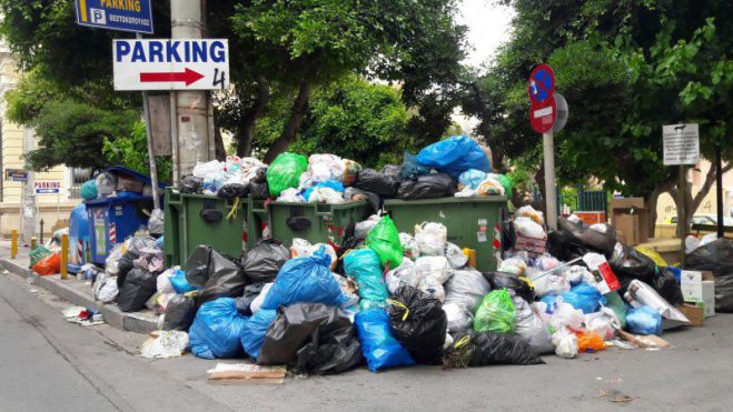 Γέμισε σκουπίδια το Ηράκλειο - Στην Αθήνα οι εργαζόμενοι στην καθαριότητα