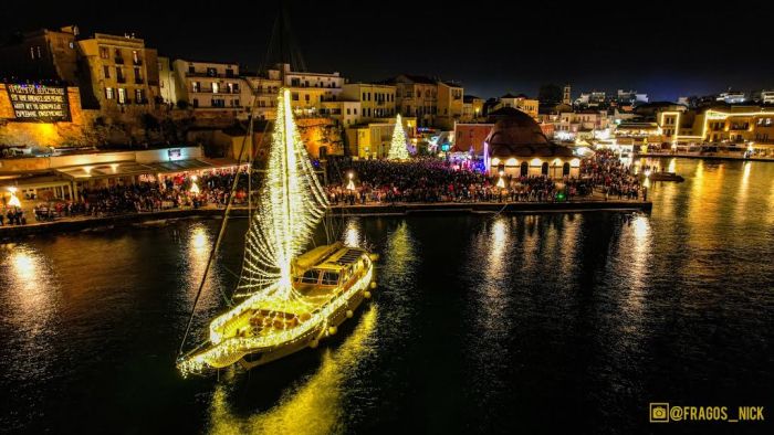 Φαντασμαγορική η φωτοδότηση του νέου Χριστουγεννιάτικου δέντρου του Δήμου Χανίων στο Ενετικό Λιμάνι
