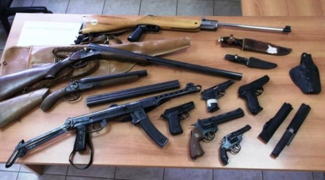 Εξαρθρώθηκε κύκλωμα αστυνομικών που μετέφερε όπλα απο την Κρήτη και προμήθευε κακοποιούς