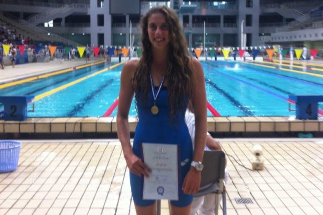 &Mu;&pi;&rho;ά&beta;&omicron; &sigma;&tau;&eta;&nu; &epsilon;&omicron;&rho;&tau;ά&zeta;&omicron;&upsilon;&sigma;&alpha; Ά&nu;&nu;&alpha;