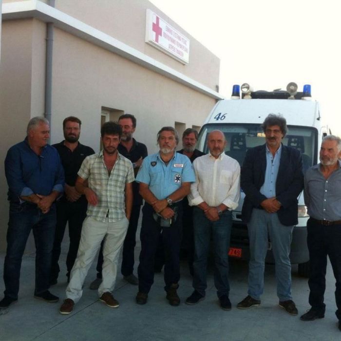Διακομιδή ασθενούς την ώρα της παράδοσης του ασθενοφόρου στο Ιατρείο Σφακίων