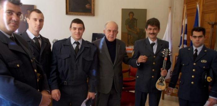 Οι στρατευμένοι της Πολεμικής Αεροπορίας έψαλαν τα κάλαντα στον δήμαρχο