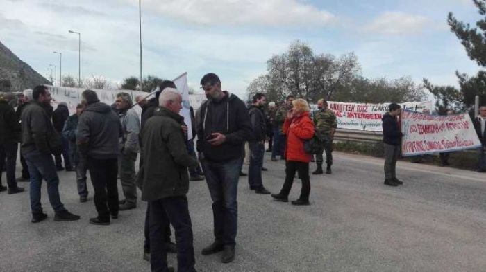 Στο μπλόκο της Εθνικής στα Μεγάλα Χωράφια παραμένουν οι αγρότες