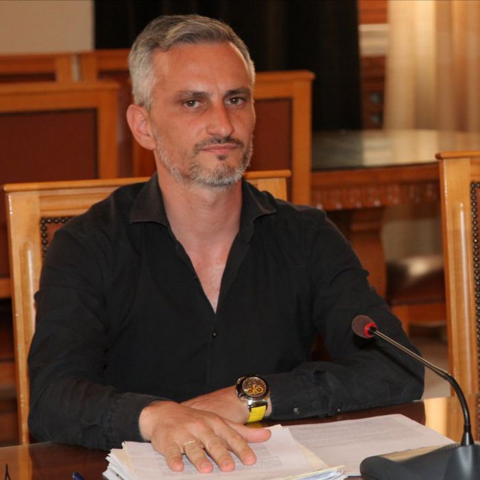 Θα σας αλλάξουμε τα φώτα…