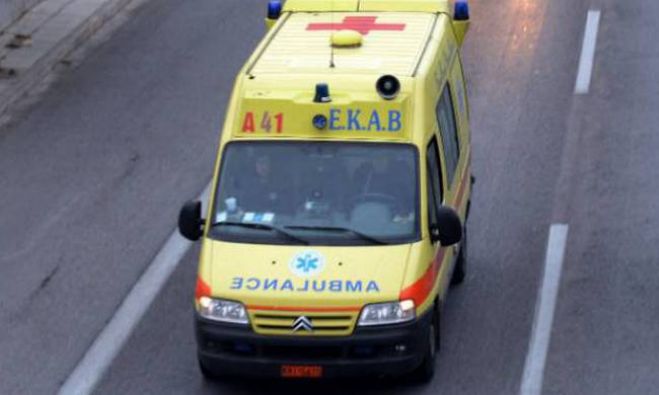 &Alpha;&upsilon;&tau;&omicron;&kappa;ί&nu;&eta;&tau;&omicron; &mu;&epsilon; &mu;&iota;&alpha; &mu;&eta;&tau;έ&rho;&alpha; &kappa;&alpha;&iota; &delta;&upsilon;&omicron; &pi;&alpha;&iota;&delta;&iota;ά έ&pi;&epsilon;&sigma;&epsilon; &sigma;&epsilon; &gamma;&kappa;&rho;&epsilon;&mu;ό &sigma;&tau;&omicron; &Rho;έ&theta;&upsilon;&mu;&nu;&omicron;