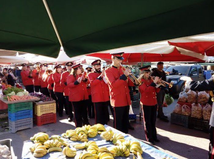 Χριστουγεννιάτικες μελωδίες στην λαϊκή αγορά των Πατελών
