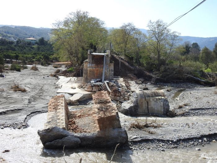 Εξαφανίστηκε η αυτοσχέδια γέφυρα στον Κερίτη λόγω της κακοκαιρίας