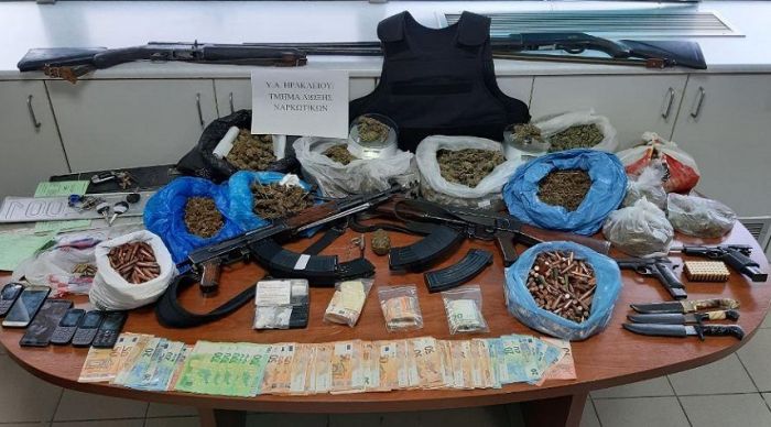 Ναρκωτικά και μίνι οπλοστάσιο στην κατοχή δύο αντρών στο Ηράκλειο