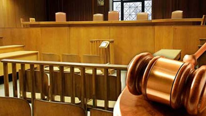 Δικάζεται ο εκπαιδευτικός που τα έβαλε με τη Χρυσή Αυγή