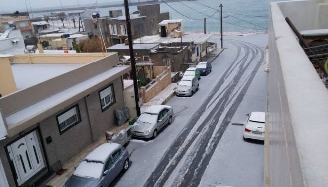 Κάτασπρη μέρα ξημέρωσε στο Ρέθυμνο - Χιόνι μέχρι την θάλασσα στο Ηράκλειο