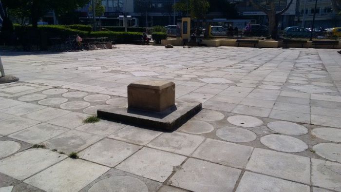 Άφαντη η προτομή του Ανδρέα Αναγνωστάκη από την Δημοτική Αγορά Χανίων
