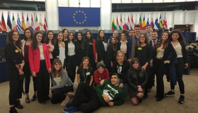 &Chi;&alpha;&nu;&iota;ώ&tau;&epsilon;&sigmaf; &mu;&alpha;&theta;&eta;&tau;έ&sigmaf; &sigma;&tau;&eta; &sigma;ύ&nu;&omicron;&delta;&omicron; Euroscola &sigma;&tau;&omicron; &Epsilon;&upsilon;&rho;&omega;&kappa;&omicron;&iota;&nu;&omicron;&beta;&omicron;ύ&lambda;&iota;&omicron;