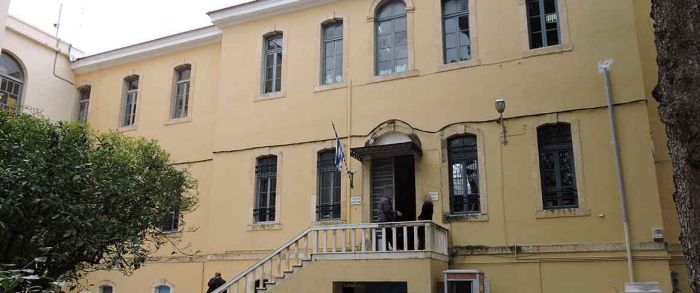 Αναβολή για να απολογηθεί πήρε ο πατέρας που έδεσε με χειροπέδες την κόρη του
